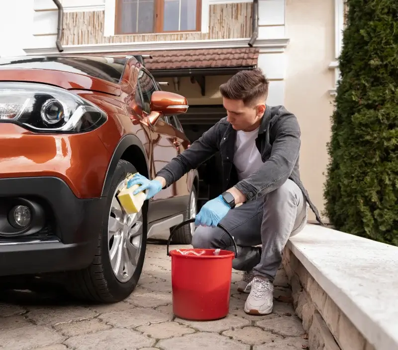 Lavage auto à domicile Saint-Hilaire-Foissac : professionnel intervenant sur un véhicule